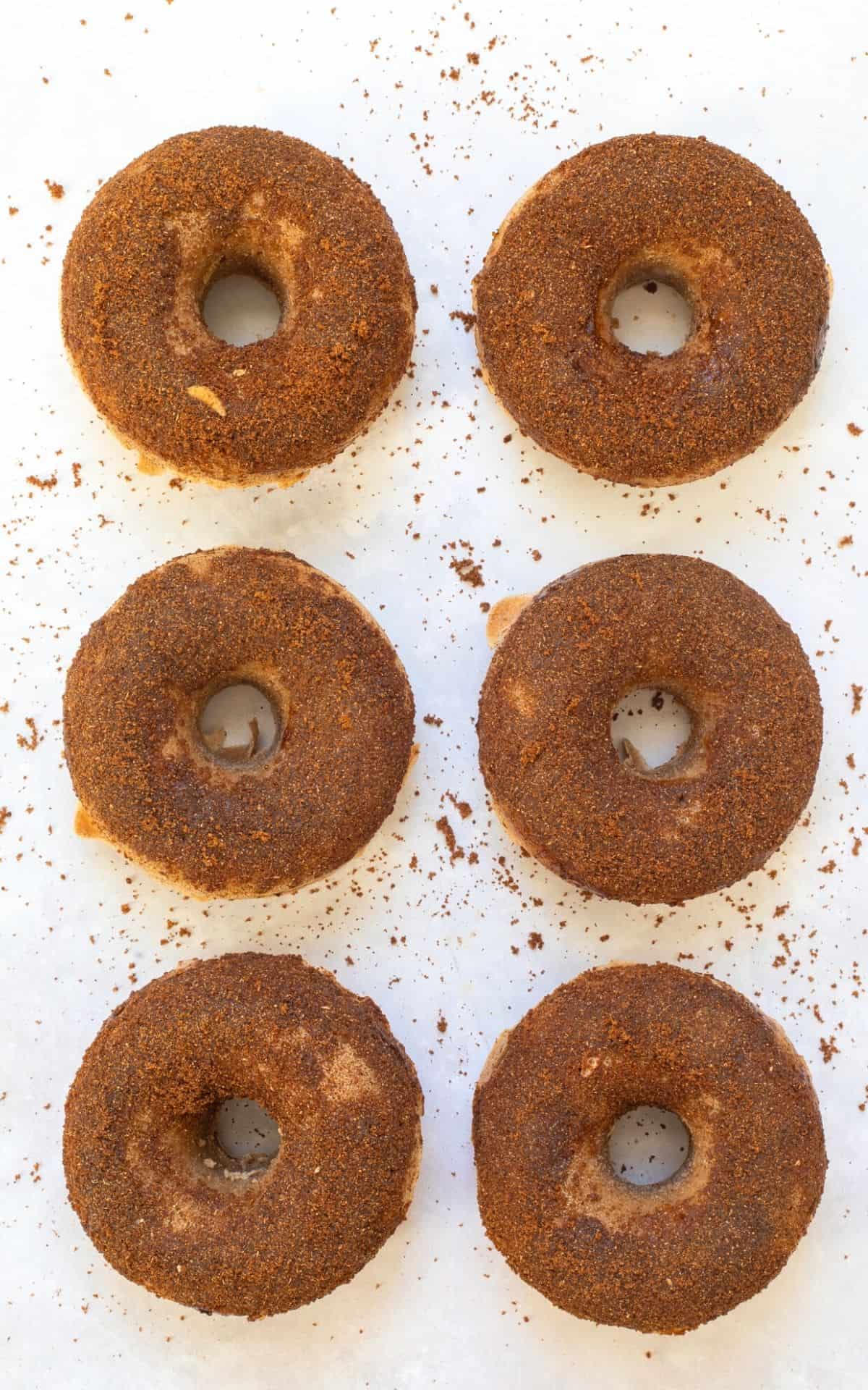 6 doughnuts topped with cinnamon sugar lined up